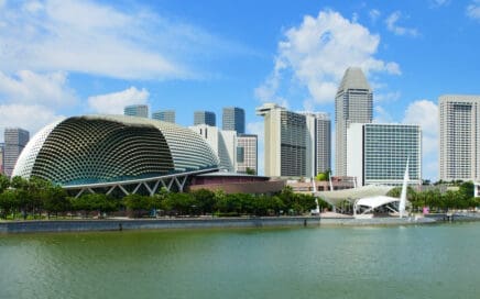 Passive Income in Singapore. Skyline pic